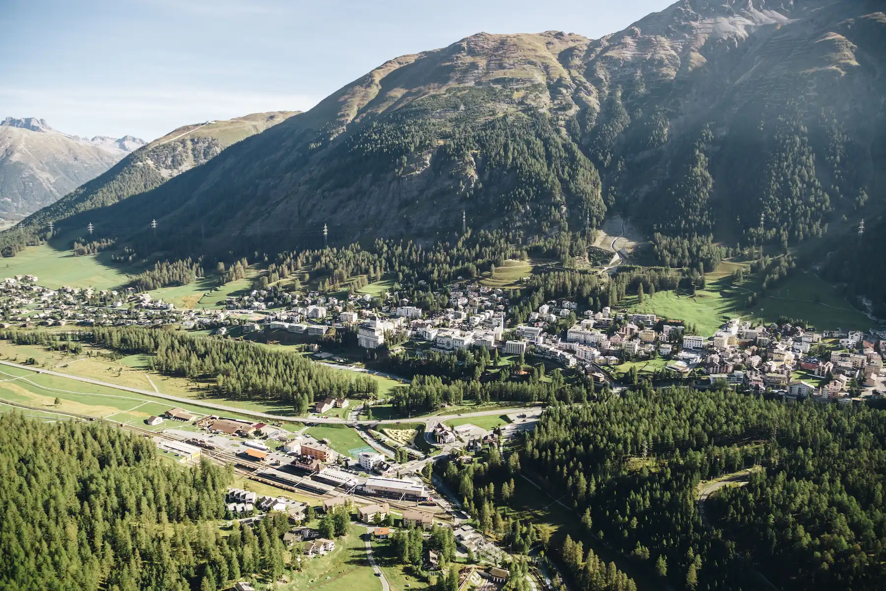 Pontresina: La Perla dell'Engadina tra Ghiacciai e Tradizione Pontresina: La Perla dell'Engadina tra Ghiacciai e Tradizione